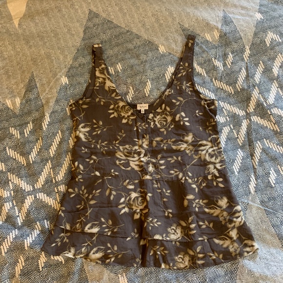 Babaton 💯 silk slightly cropped top - Picture 1 of 4
